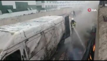 Hastane inşaatı bahçesinde minibüs yandı