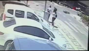Hızını alamayan araç motosiklete böyle çarptı