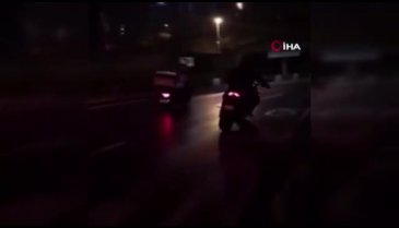Müşterilere siparişleri tek teker üzerinde götürdü