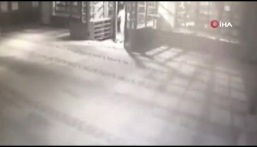 Camide hırsızlık yapan şahıs kamerada