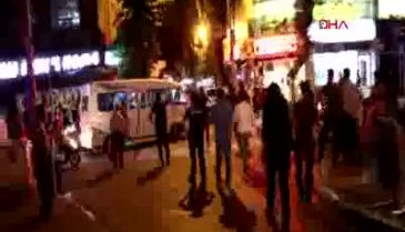 Yemek yiyen kadını taciz ettiği iddia edilen Suriyeliler ile Türk vatandaşları arasında kavga çıktı!