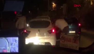 Trafikte tartıştıkları sürücüye tekme tokat saldırdılar