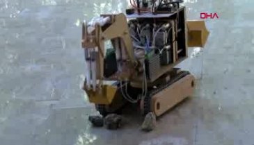 Bursa'da üniversite öğrencisi elektrikli uzaktan kumandalı iş makinesi projesi geliştirdi