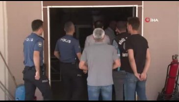 Hamile kadının olduğu araca saldıran zanlının elini sıkan polis amiri açığa alındı