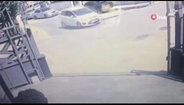 Hafif ticari araçla çarpışan otomobil takla attı