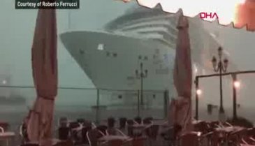Dev yolcu gemisi limana çarpmaktan son anda kurtuldu