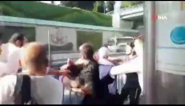 Metrobüs durağında tekme ve tokatlı kavga