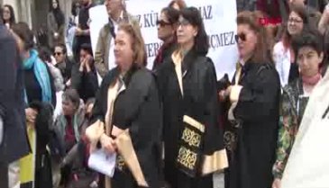Düşük not veren ünlü profesöre 5 ay hapis cezası