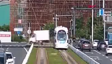 Fren yerine gaza basan kamyon sürücüsü tramvaya çarptı