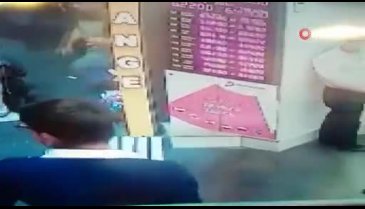 Bıçaklı gasp dehşeti kamerada