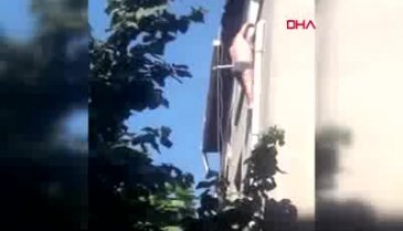 Gasptan kaçmak için yarı çıplak halde balkondan sarktı