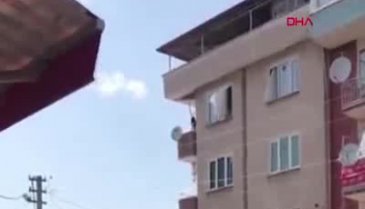 Bursa'da küçük çocuğun balkonda tehlikeli anları kamerada