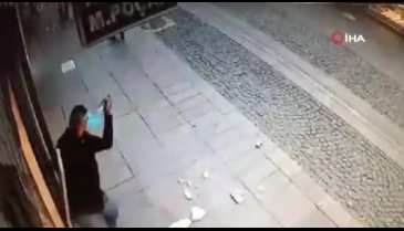 Duvardan dökülen mermer parçalarından son anda kurtuldular