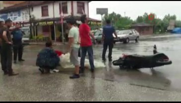 Bursa'da yaralıyı yağmurdan poşetle ve şemsiyeyle korudular