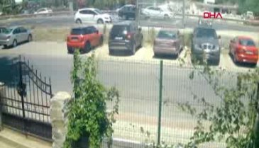 Park halindeki otomobillerden hırsızlık yapan abi-kardeş kamerada