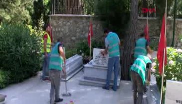 Bursa'da hükümlüler şehitlikleri temizledi