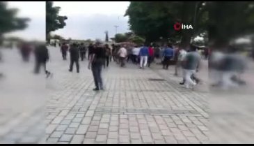 Turistlerin gözü önünde birbirlerine girdiler