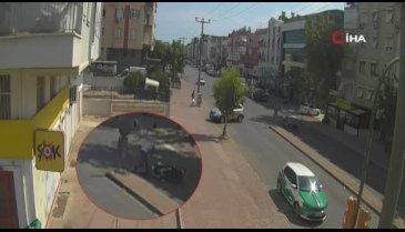 Kafası otomobilin altında kaldı, kaskı sayesinde kurtuldu