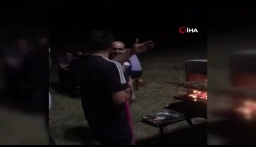 Bursa'da gözlerini bağlayıp ateşte pişen cağ döneri yılların ustası gibi kesti