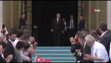 Cumhurbaşkanı Erdoğan, şehitler anıtına çiçek bıraktı