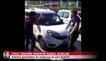 Bu kadarına da pes! Bursa'da yolu trafiğe kapatıp alkol aldılar (ÖZEL HABER)