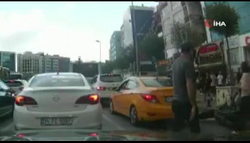 Motosikletli genç, yolun karşısına geçmeye çalışan kadına çarptı
