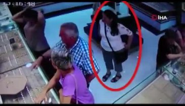 Tırnakçı kadının, sahte alyansla yaptığı hırsızlık kamera