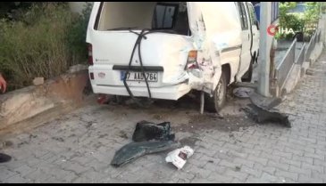 Minibüs askıda kaldı!