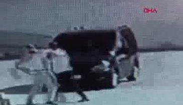 Kavga ettiği kişiyi yumruklayıp arabayla üzerinden geçti!