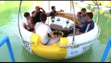 Bursa'da yüzen kafeye binen vatandaşlar suyun üzerinde gezip piknik yapıyor