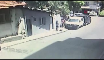 Kadın sürücünün küçük kıza çarptığı an kamerada