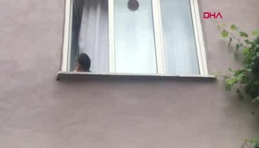 Bursa'da pencereden sarkan çocuk ekipleri alarma geçirdi
