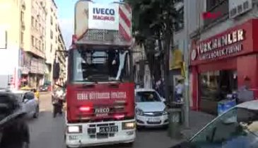 Bursa'da mahsur kalan yavru kediyi itfaiye kurtardı