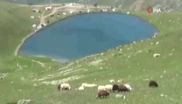 Zirvedeki krater gölleri büyülüyor