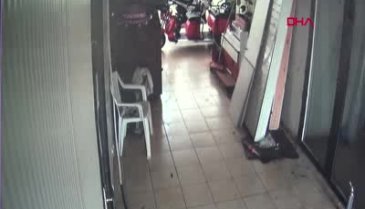 Hırsızlık için girdiği iş yerine tuvaletini yaptı
