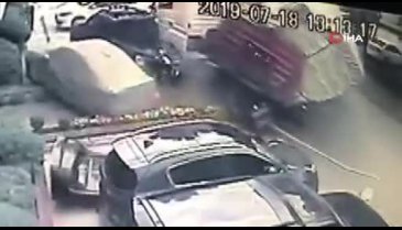 Şoförün üstünden geçen TIR 5 araca çarptı