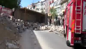 Hafriyat kamyonu devrildi! Sıkışan sürücü...