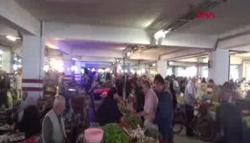 Bursa'da pazarcı tezgahı önünde bulduğu paranın sahibini arıyor