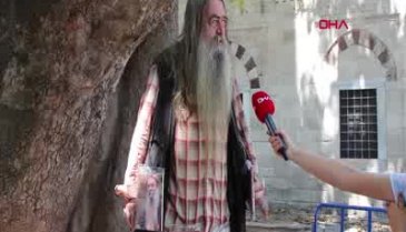 Sahaflar Çarşısı'nın sembol ismi kitaplarını üstüne asarak satıyor