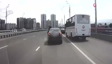 Araçtan yola atılan kediyi böyle kurtardı