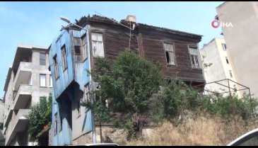 Yıkılma riski bulunan eve ilginç önlem