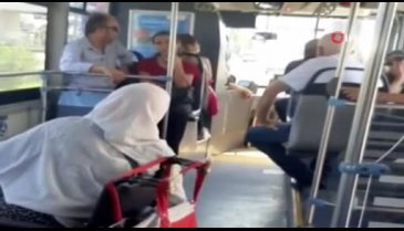 Yaşlı teyzenin şoföre engelli rampası sitemi sosyal medyayı salladı
