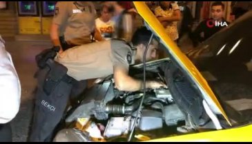 Bursa'da bekçiler ve vatandaş arabanın motoruna sıkışan kedi için seferber oldu