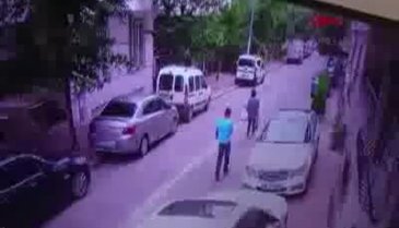 Sokakta yürüyen kadının telefonunu böyle çaldı