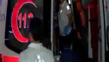 İki otomobil, İETT durağına daldı: 8 kişi yaralandı (2)