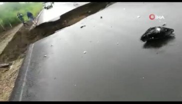 Rusya'da otomobil otoyolda oluşan çukura düştü