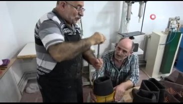 Bursa'da dünyaca ünlü dizi ve filmlere ayakkabı yapıyor