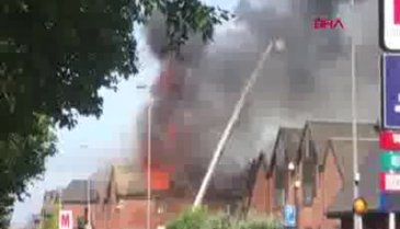 Londra'da AVM'de yangın paniği