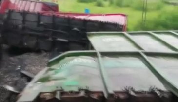 Menfez çöktü, yük treni raydan çıktı