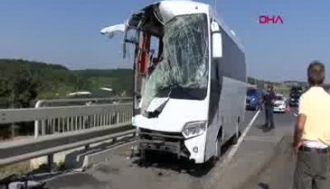 Servis otobüsü kaza yaptı!